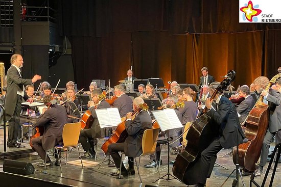 Auf der Bühne der Cultura spielt sitzend die Nordwestdeutsche Philharmonie unter der Leitung von David Marlow.