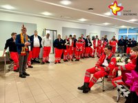 Das Bild zeigt Rietbergs Bürgermeister Andreas Sunder und zahlreiche Helfer des Deutschen Roten Kreuzes.