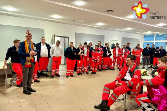 Das Bild zeigt Rietbergs Bürgermeister Andreas Sunder und zahlreiche Helfer des Deutschen Roten Kreuzes.