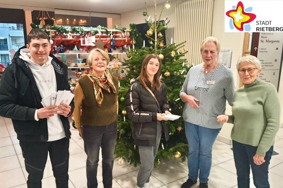 Ulrich Zimmer und Celine Schulz überreichten selbst gebastelte Weihnachtskarten an Gertrud Röhrs, Elisabeth Dreisewerd und Ulli Buschsieweke vom Altenpflegeheim St. Margareta.