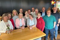 Die neuen Gästeführer stehen mit Bürgermeister Andreas Sunder an einem Tisch.