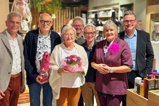 Vertreter der Bürgerstiftung und Gastgeber in den Räumen von Wilsmann Anziehbar. Rudi und Wilma Wilsmann halten ein kleines Präsent bzw. Blumen in Händen.