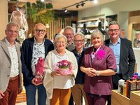 Vertreter der Bürgerstiftung und Gastgeber in den Räumen von Wilsmann Anziehbar. Rudi und Wilma Wilsmann halten ein kleines Präsent bzw. Blumen in Händen.