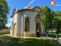 Zu sehen ist die frisch sanierte Johanneskapelle. Einige Menschen gehen gerade in die kleine Kirche.