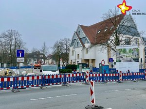 Von der Wiedenbücker Straße aus ist die Einfahrt in die Rathausstraße mit blau-weiß-roten Baken versperrt.