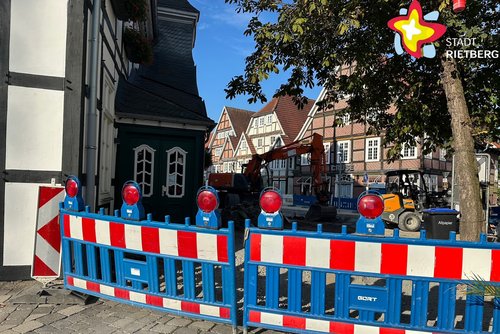 Das Foto zeigt Absperrbaken und im Hintergrund eine Baustelle.