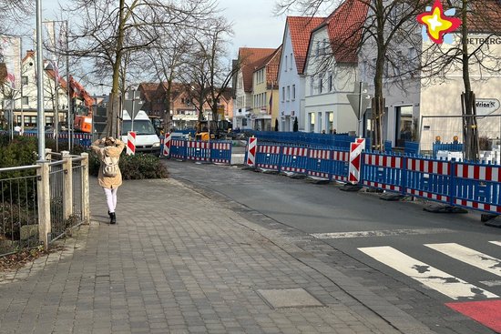 Rathausstraße mit Zebrastreifen am Tag.