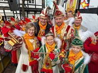 Die genannten Personen stehen im Ornat auf der Rathausbühne, schauen in die Kamera und halten die Rathausschlüssel hoch.