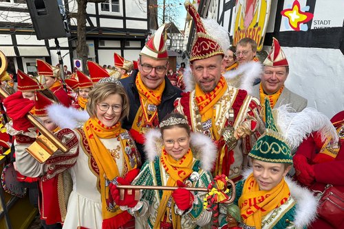 Die genannten Personen stehen im Ornat auf der Rathausbühne, schauen in die Kamera und halten die Rathausschlüssel hoch.