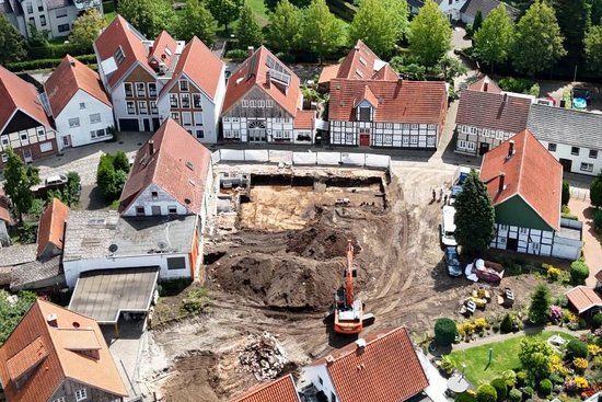 Ein Luftbild zeigt eine Grabungsfläche am südlichen Altstadtrand