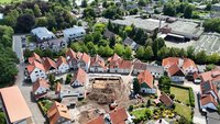 Ein Luftbild zeigt eine Grabungsfläche am südlichen Altstadtrand