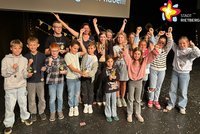 Die Oskargewinner mit ihren Medaillen und Pokalen. Einige heben jubelnd die Arme in die Höhe.