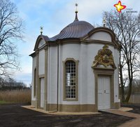 Zu sehen ist die Johanneskapelle von außen. Der Himmel ist blau.