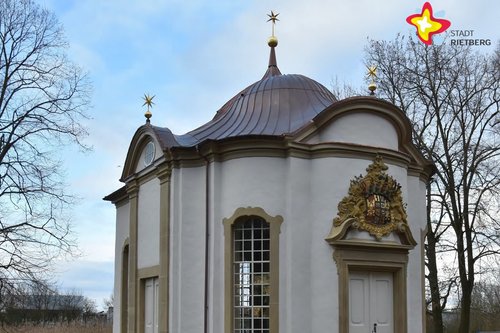Zu sehen ist die Johanneskapelle von außen. Der Himmel ist blau.