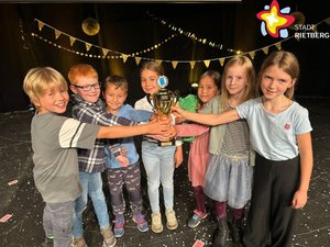 Kinder aus der erfolgreichsten Schulklasse mit dem großen Wanderpokal.