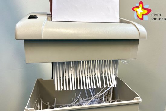 Papier wird in einem Aktenvernichter geschreddert.