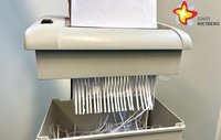 Papier wird in einem Aktenvernichter geschreddert.