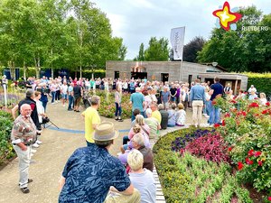 Hinter dem Eingang Mitte des Gartenschauparks finden sich hunderte Besucher ein.