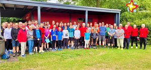 Mehr als 70 Kinder, Frauen und Männer in Sportkleidung haben sich zum Gruppenbild aufgestellt.
