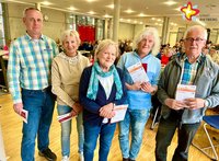 Fünf Frauen stehen nebeneinander und halten Urkunden in den Händen.