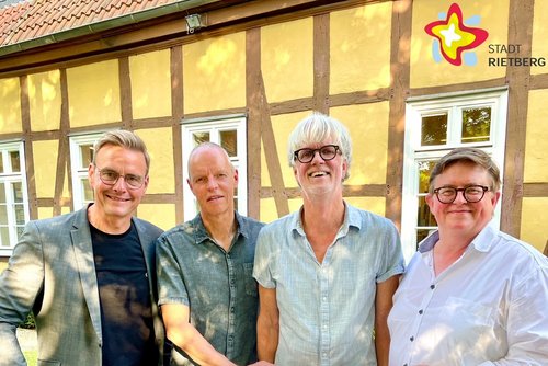 Bürgermeister Andreas Sunder, Bernd Hanhardt, Martin Lück und Klaus Feldmann stehen nebeneinander hinter einem runden Stehtisch, auf dem das Goldene Buch der Stadt aufgeschlagen liegt.