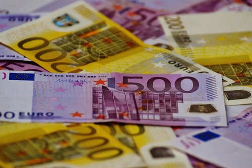 Viele bunte Geldscheine liegen übereinander