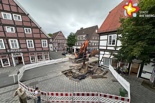 Das Foto zeigt den abgesperrten Baustellenbereich von oben.