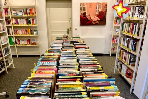 Tische voller Bücher in der Stadtbibliothek.