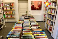 Tische voller Bücher in der Stadtbibliothek.