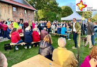 Andreas Sunder begrüßt zahlreiche Gäste auf dem Hof Ecosphere.