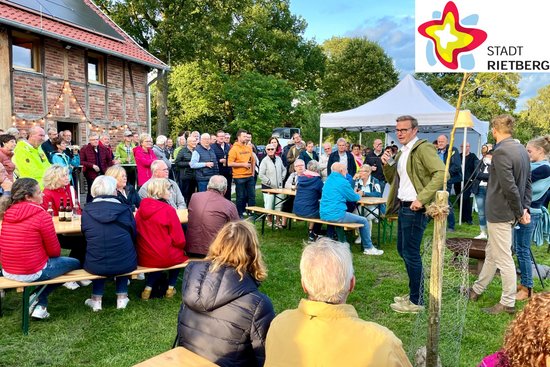 Andreas Sunder begrüßt zahlreiche Gäste auf dem Hof Ecosphere.