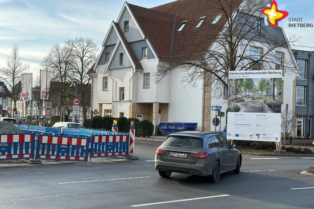 Ein Wagen biegt von der Wiedenbrücker Straße aus nach links in die Rathausstraße ein.