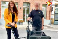 Lisa Jephcote und Klaus Kordtomeikel stehen mit dem Lastenrad vor der Touristikinformation.