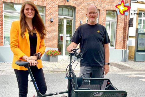 Lisa Jephcote und Klaus Kordtomeikel stehen mit dem Lastenrad vor der Touristikinformation.