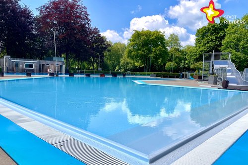 Ein leeres Schwimmbecken eines Freibades.