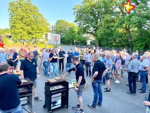 Zum Abschluss versammelten sich alle Teilnehmerinnen und Teilnehmer auf dem Hof des Feuerwehrgerätehauses rund um einen Grill.