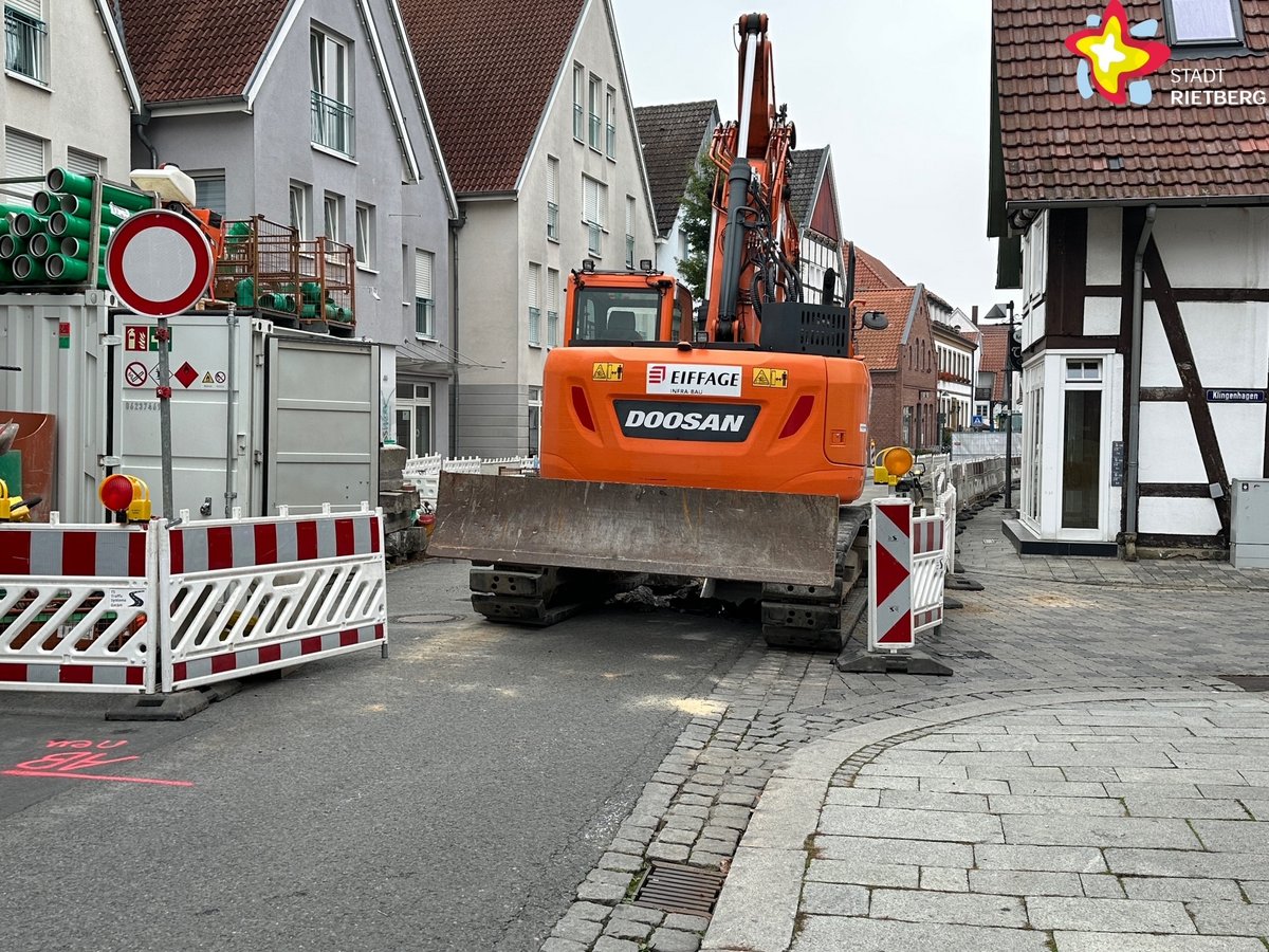 Ein Bagger steht mitten auf der Rathausstraße.