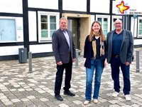 Wilfried Dörhoff, Leiter der städtischen Abteilung Jugend, Soziales & Wohnen, und Lisa Henke und Thomas Krüger von der AWO stehen vor dem Verwaltungsgebäude Rügenstraße 1, wo sie künftig wieder kostenfreie Wohnberatungen anbieten werden.