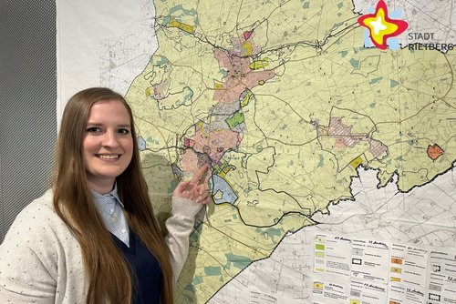 Silke Hildebrandt zeigt auf den Flächennutzungsplan der Stadt Rietberg.