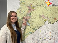 Silke Hildebrandt zeigt auf den Flächennutzungsplan der Stadt Rietberg.