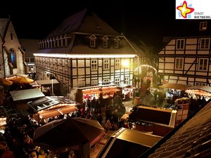 Der stimmungsvoll beleuchtete Weihnachtsmarkt von oben.