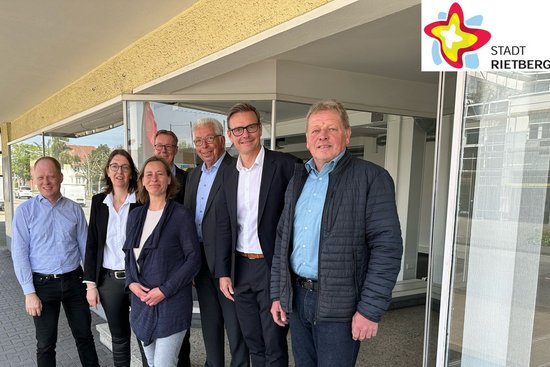 Carsten Engelbrecht (Geschäftsführer Pro Arbeit), Marita Hünemeier (Leitung Verkauf Second-Hand-Kaufhaus in Schloß Holte-Stukenbrock), Frank Buschmann (Geschäftsführer Pro Arbeit), Dr. Sandra Green (Sozialpädagogische Betreuung Pro Arbeit), Klaus Brandner (Vorstandsvorsitzender Pro Arbeit), Bürgermeister Andreas Sunder und Wilfried Dörfhoff (Leiter der Abteilung Jugend, Soziales und Wohnen bei der Stadt Rietberg) stehen vor dem künftigen Secondhand-Kaufhaus. Foto: Stadt Rietberg