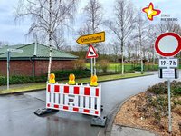 Straßensperrung An den Teichwiesen. Zu sehen sind eine Absperrbake mit Warnschild und ein Umleitungsschild. Rechts das Schild "Durchfahrt verboten" mit Zusatz "19 bis 7 Uhr".