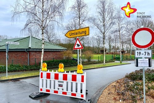 Straßensperrung An den Teichwiesen. Zu sehen sind eine Absperrbake mit Warnschild und ein Umleitungsschild. Rechts das Schild "Durchfahrt verboten" mit Zusatz "19 bis 7 Uhr".