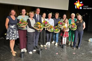 Die Lesepatinnen mit Bürgermeister Andreas Sunder.