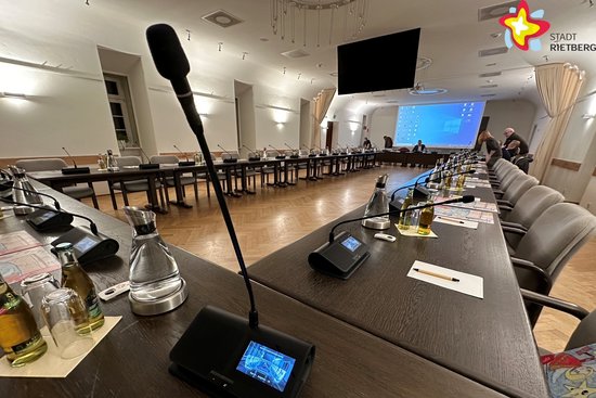 Das Foto zeigt einen Blick in den Ratssaal.