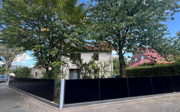 Solarzaun, Wärmepumpe & Speicher im sanierten Eigenheim