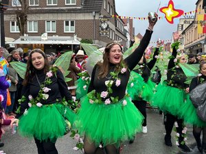 Grüne Tüllröcke, Blumenketten um den Hals: Diese Damen geben sich naturverbunden.