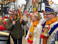 Bürgermeister Andreas Sunder reicht dem Prinzenpaar mit Prinz Manuel I. Kaiser und Prinzessin Carina I. Pahlsmeyer einen symbolischen goldenen Rathausschlüssel. Sie stehen auf einer Bühne am Rathaus. Das Prinzenpaar trägt ein Ornat.