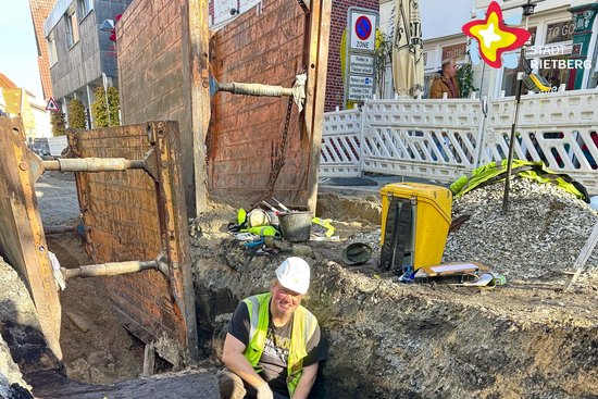 Maximilian Westhelle hat bei Straßenbauarbeiten sauber verlegte Holzbohlen gefunden, die schon mehrere hundert Jahre alt sind.